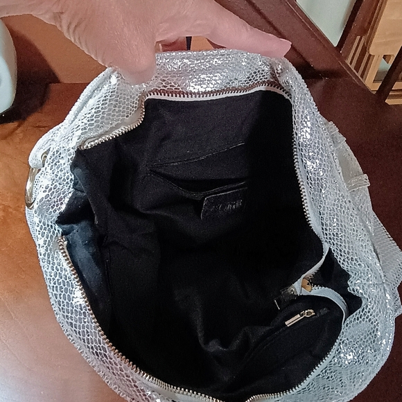 Elegant Silver Women's Shoulder Bag - Picture 7 of 9